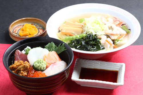 Mini Gomoku Ramen(Small sized Chinese noodles with stirred vegetables) and Mini 
Kaisen Don(Small sized bowl of rice topped with sliced raw fish)
